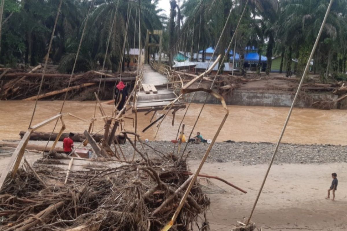 Banjir bandang juga hantam jembatan gantung menuju Ponpes Nizhomul Hikmah