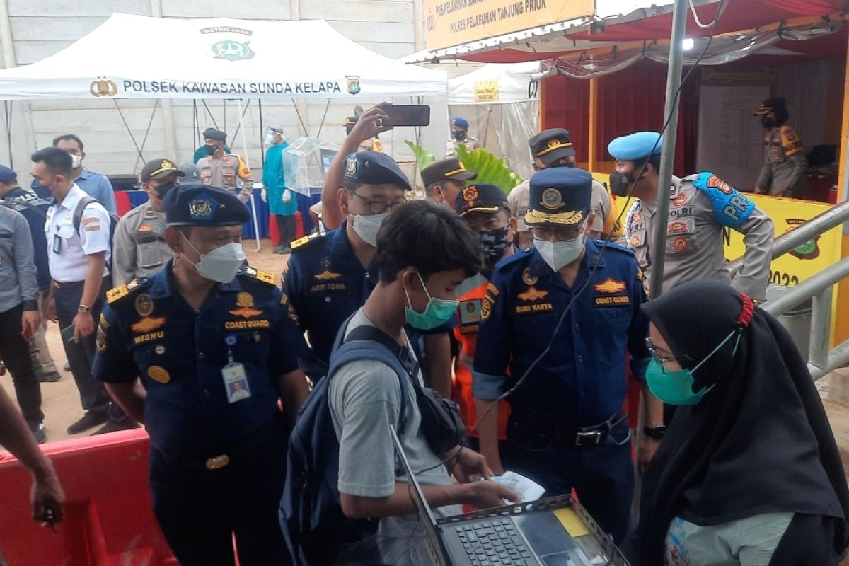 Pastikan prokes berjalan baik, Menhub pantau Pelabuhan Kali Adem