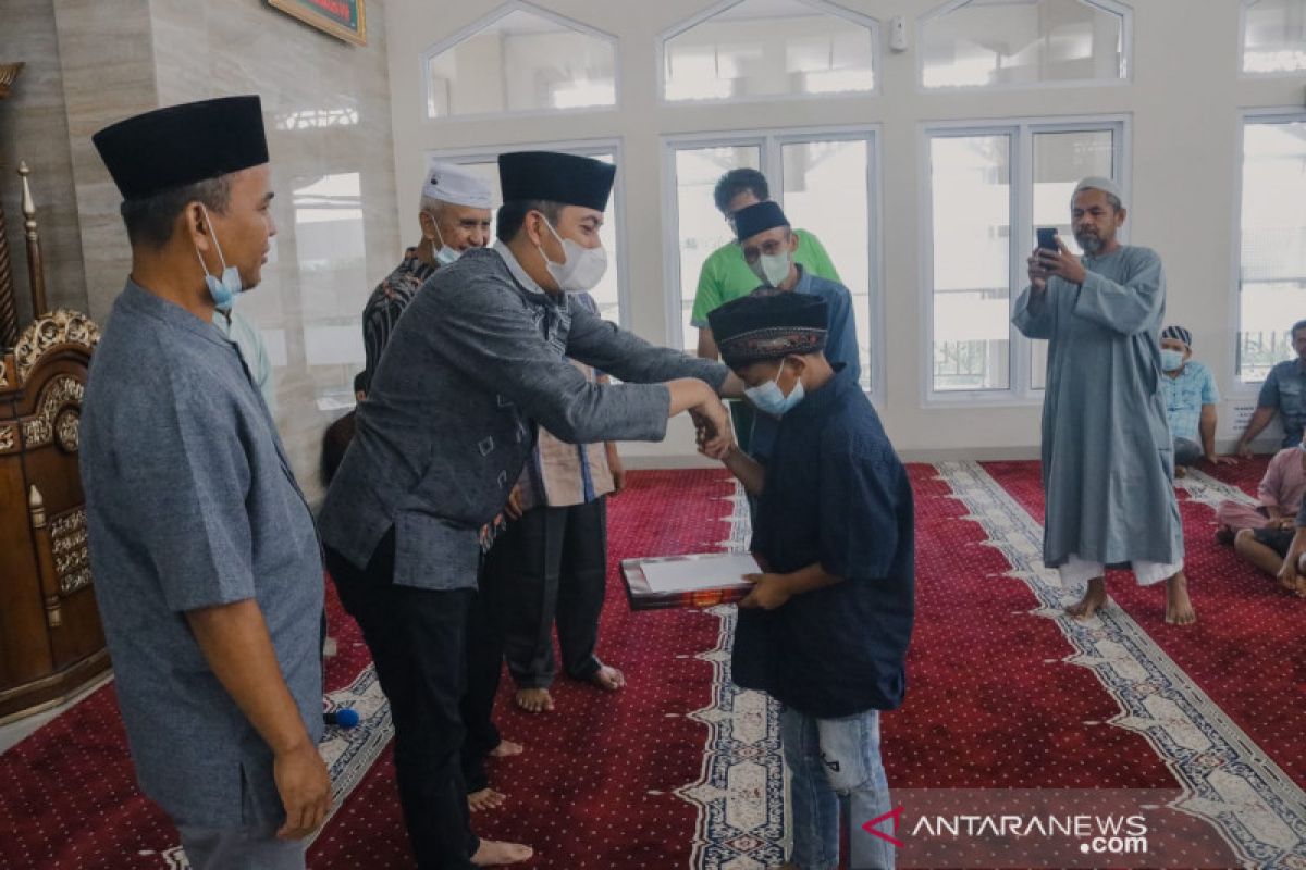 Pengurus Masjid di Sawahlunto gelar khitan massal