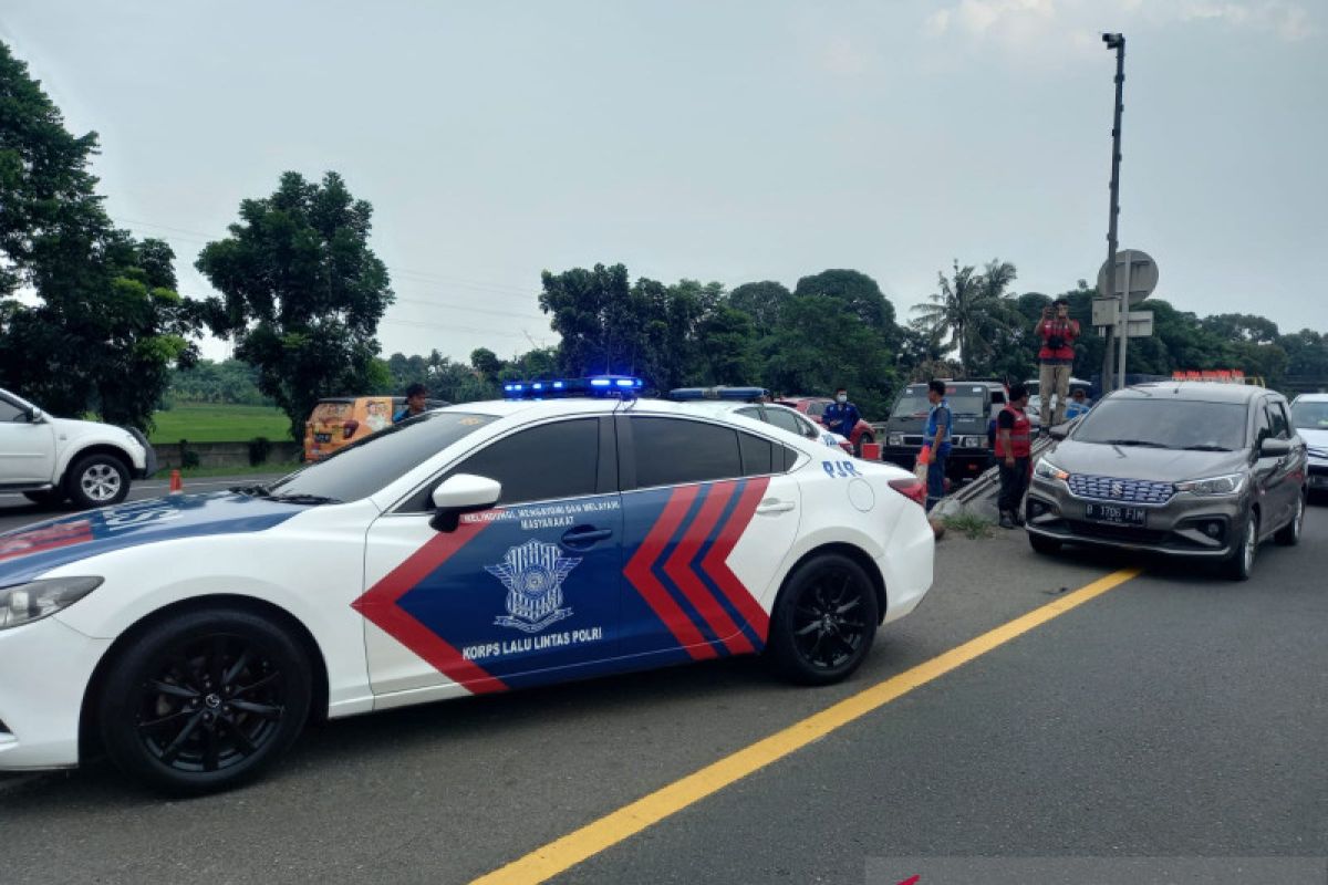 Petugas terapkan "contraflow" Tol Jakarta-Cikampek urai kepadatan