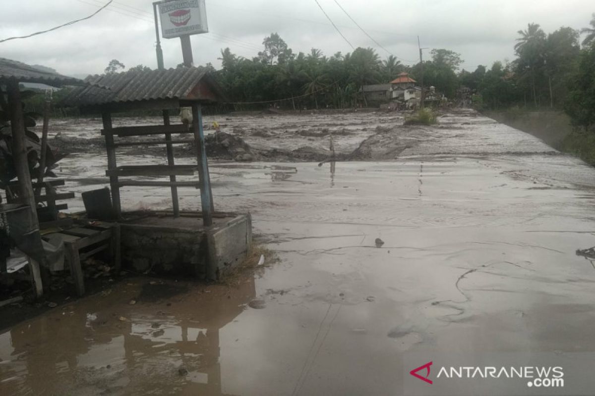 Banjir lahar dingin Gunung Semeru menerjang sejumlah desa di Lumajang, jembatan darurat putus