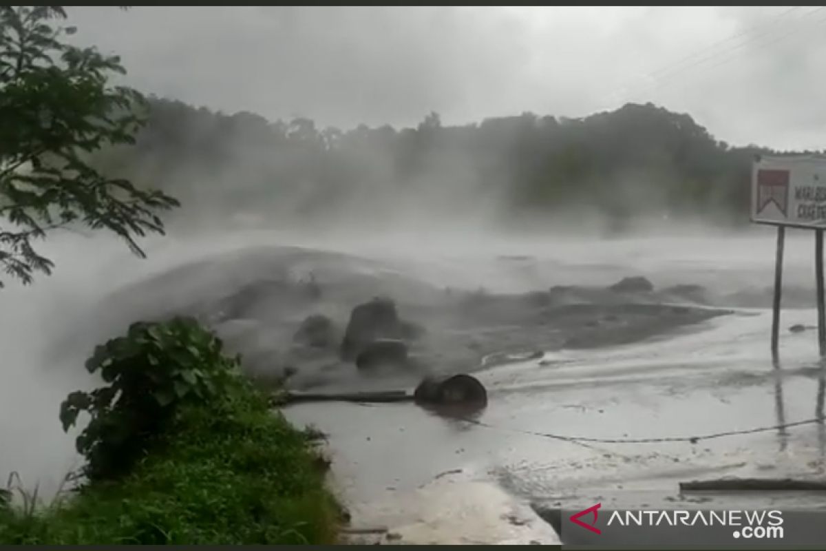 Terjebak banjir lahar dingin Gunung Semeru, 2 kakek berhasil dievakuasi