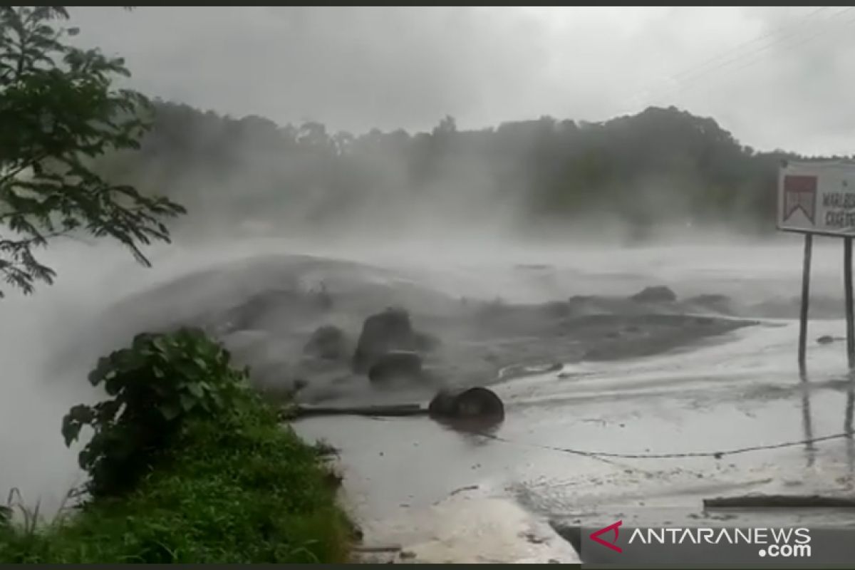 Gunung Semeru luncurkan awan panas akibatkan hujan abu vulkanik