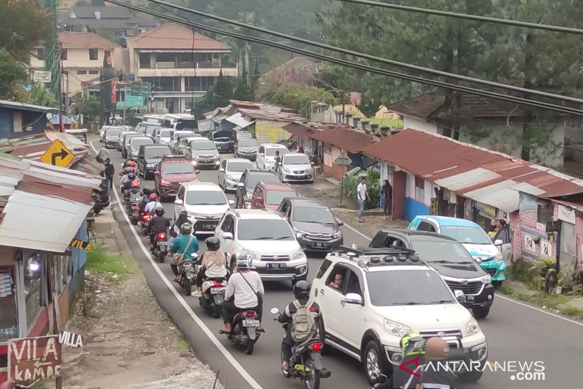 Polres Cianjur sempat tutup jalur menuju Puncak-Cipanas antisipasi macet