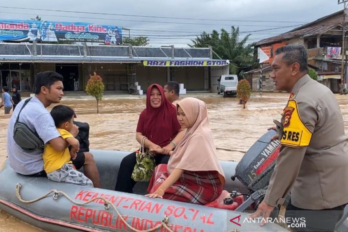 Kapolres Rokan Hulu  bantu evakuasi ibu hamil dari banjir