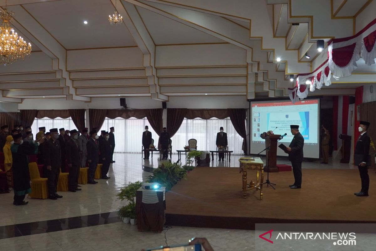 Empat pejabat dilantik, di antaranya Efran jadi Kadisporapar HSS