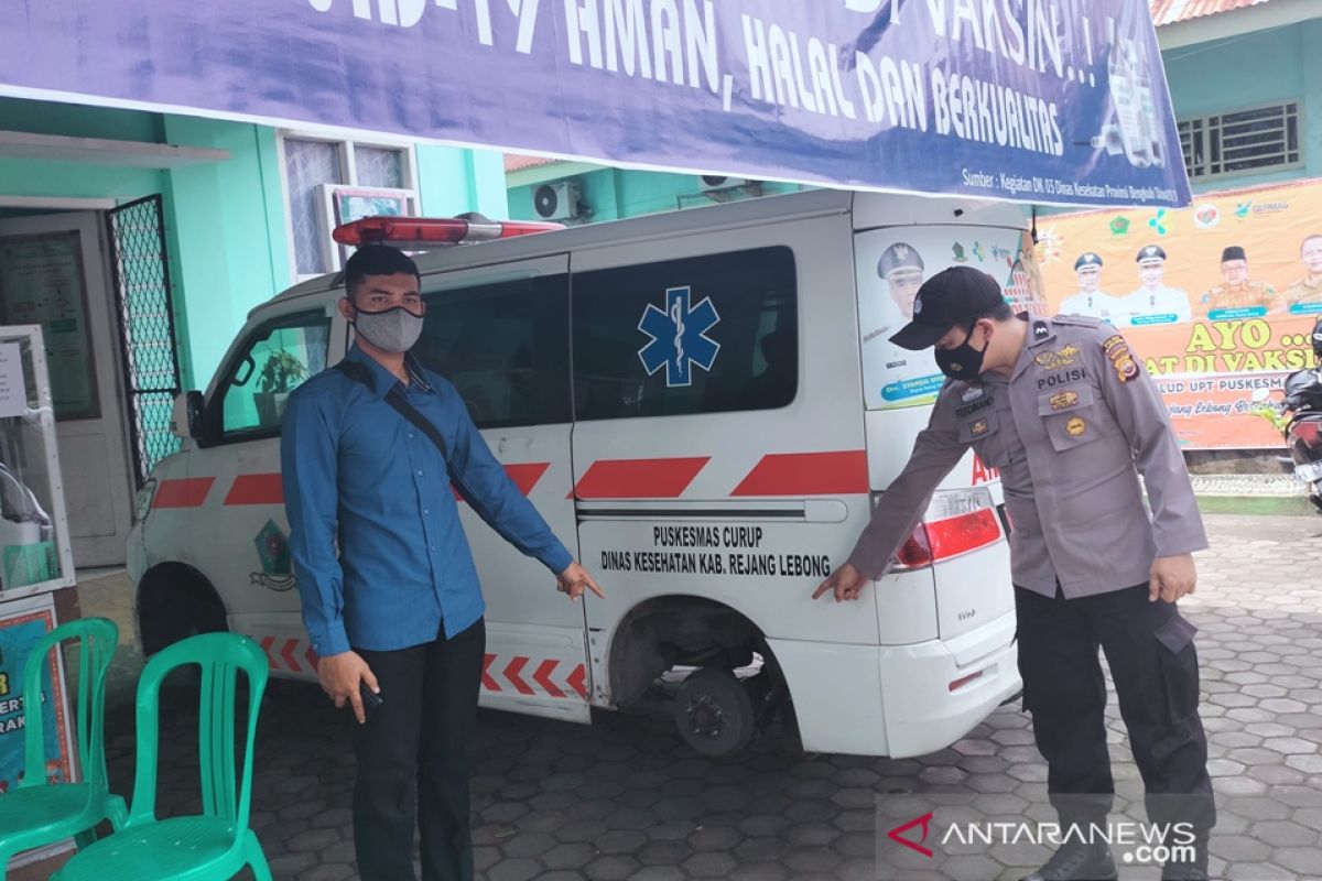 Keterlaluan, empat ban mobil ambulans dicuri