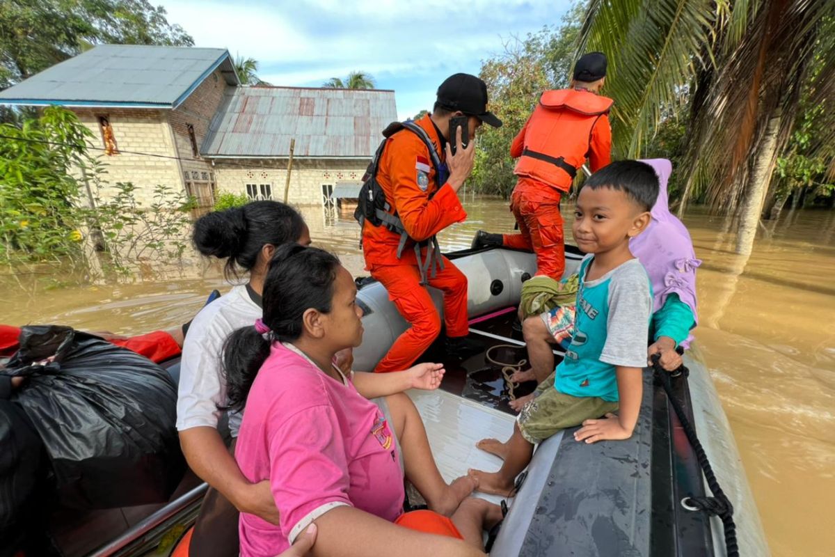 Tim SAR evakuasi wanita hendak melahirkan di lokasi banjir Bungo