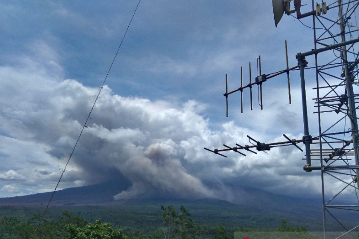 Kolom abu 200 meter  dari puncak Gunung Semeru teramati menuju tenggara