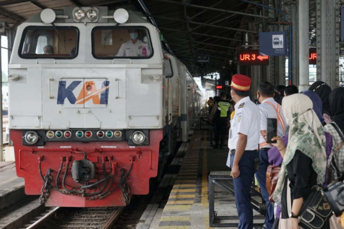 Ribuan calon penumpang KA batal berangkat di masa angkutan Natal