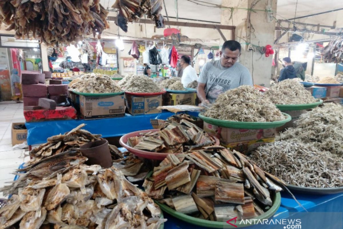 Harga ikan kering di pasar tradisional Kendari melonjak