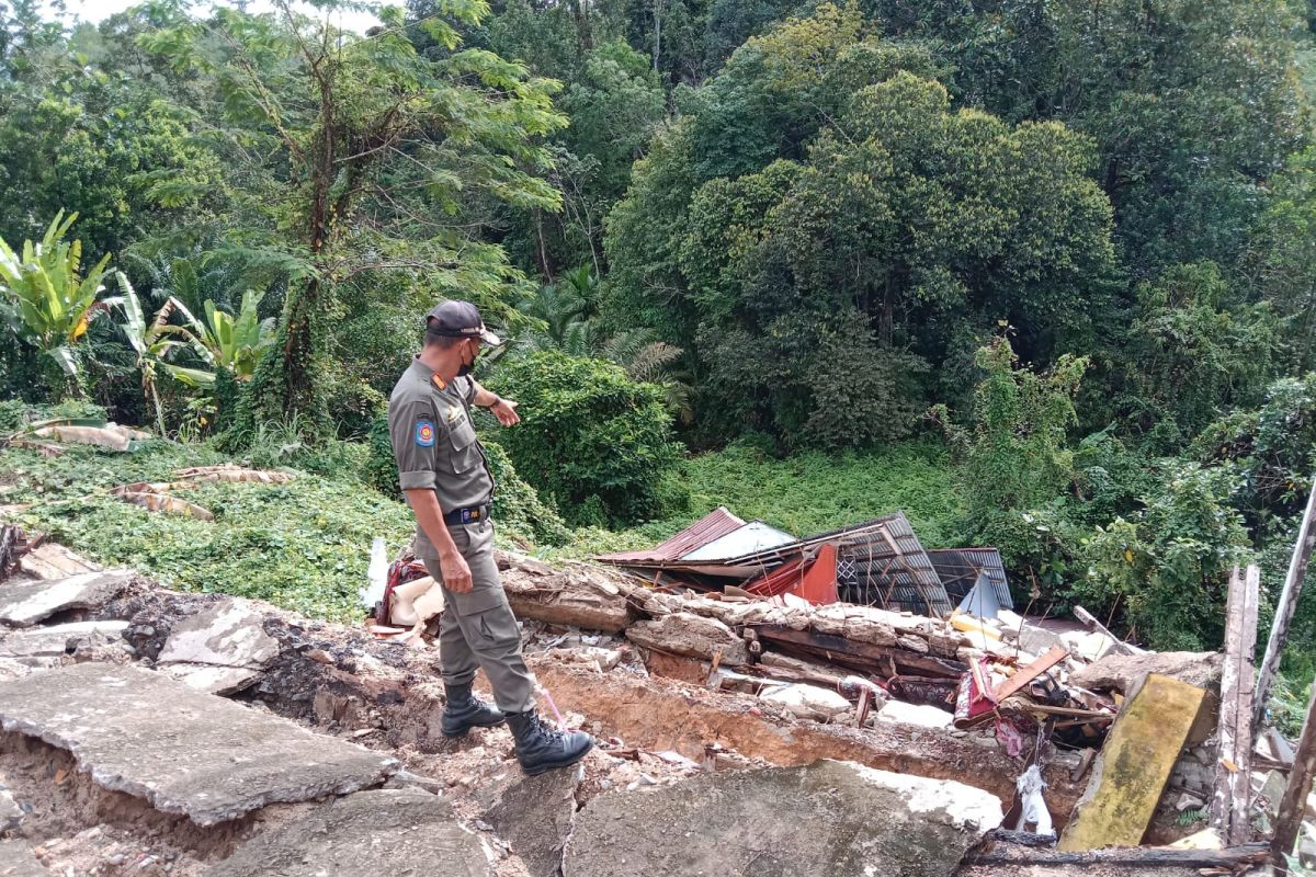 Longsor landa Entikong, sebuah rumah roboh