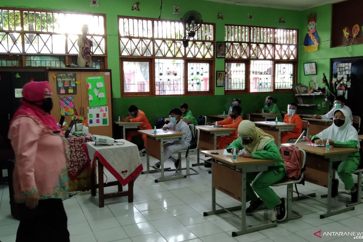 10,429 Jakarta schools start 100% offline learning