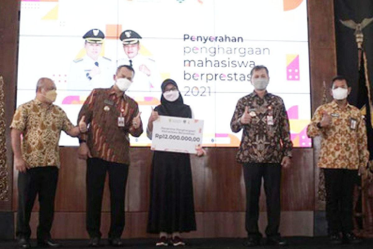 Pemkab Wonogiri gandeng Bank Jateng salurkan beasiswa mahasiswa berprestasi sebesar Rp7,5 miliar