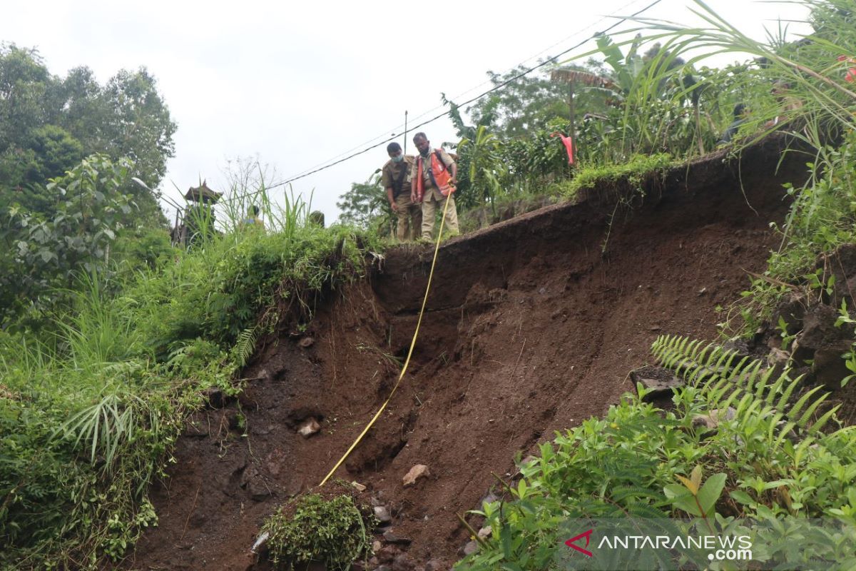 Sekda Karangasem tinjau jalan jebol menuju Pura Batu Madeng-Pura Peninjauan