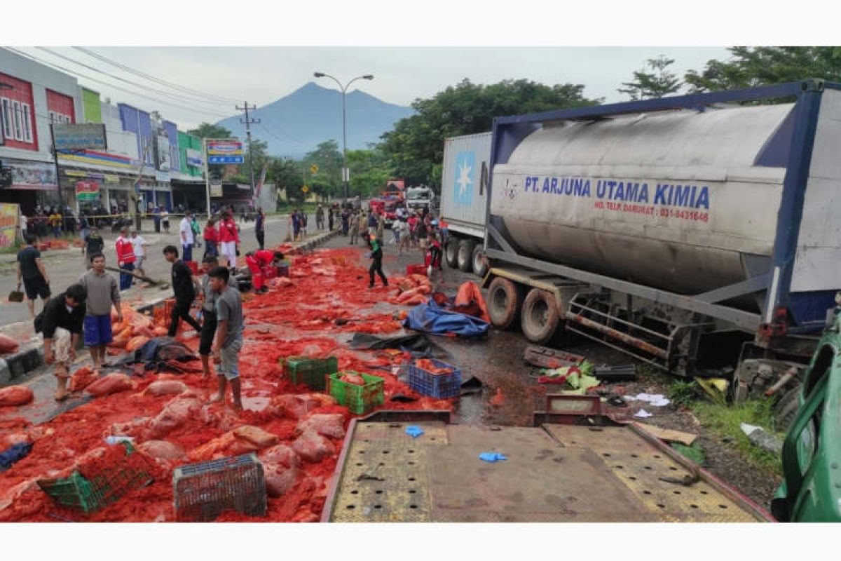 Pengendara Mio tewas akibat tabrakan beruntun libatkan dua truk