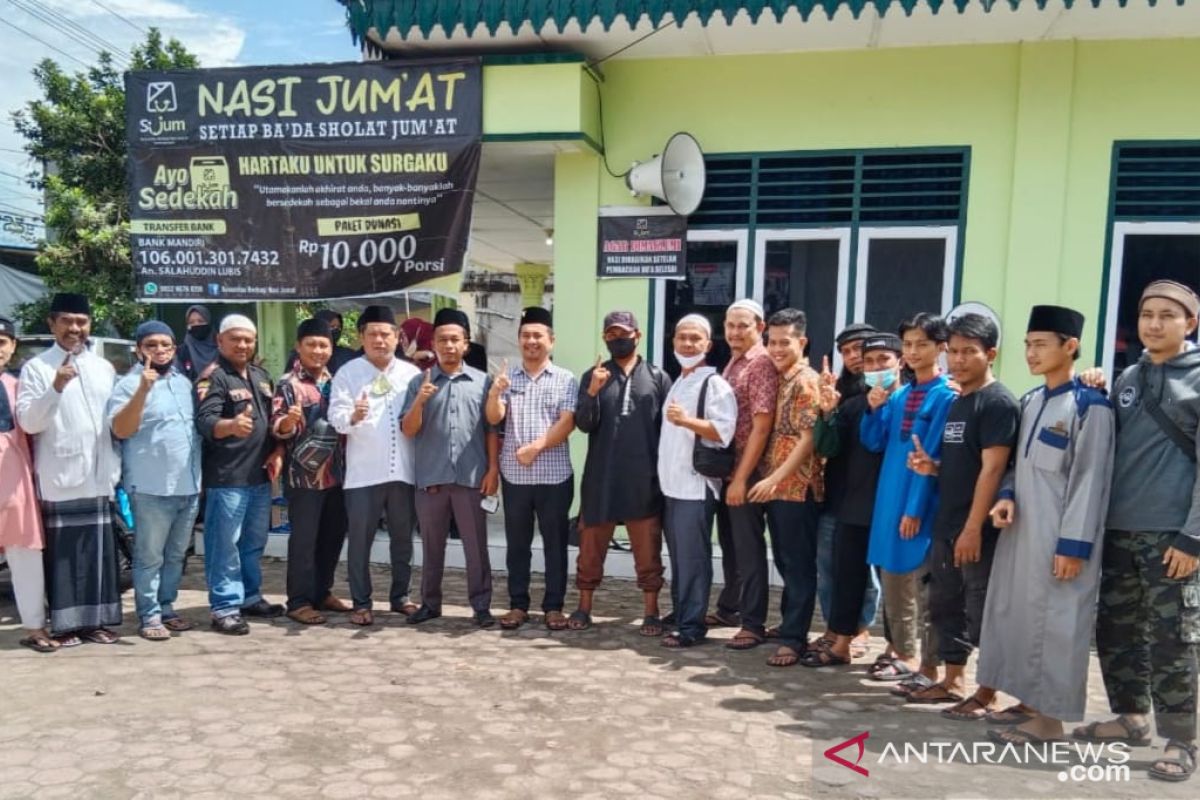 Peduli sosial tahun baru, AMS infaq beras dan nasi Jumat