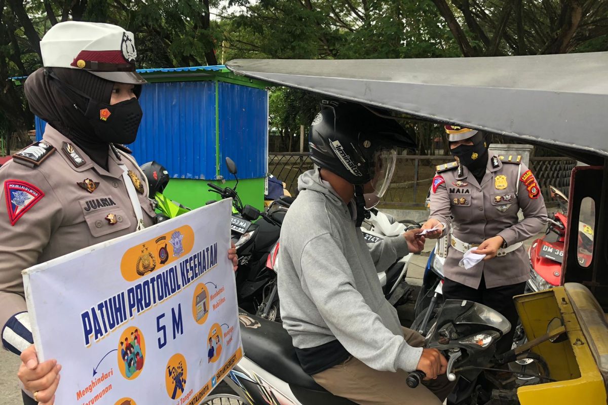 Polwan Polres Gorontalo Kota bagikan masker di pasar