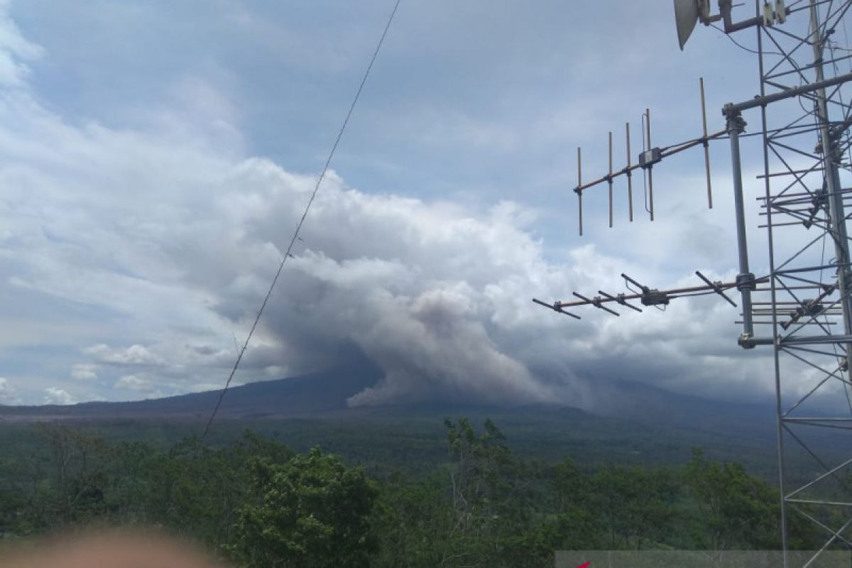 Gunung Semeru kembali luncurkan awan panas