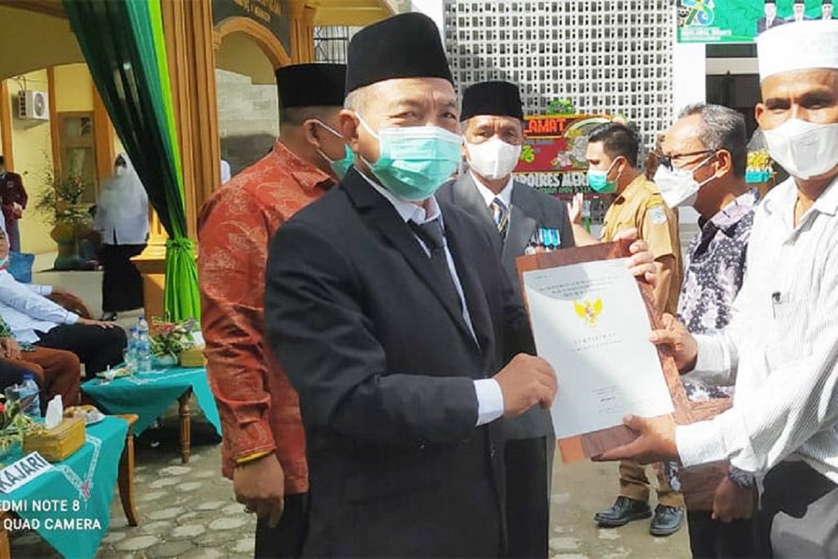 Bupati Merangin serahkan sertifikat  wakaf di Hari Amal Bakti Kemenag