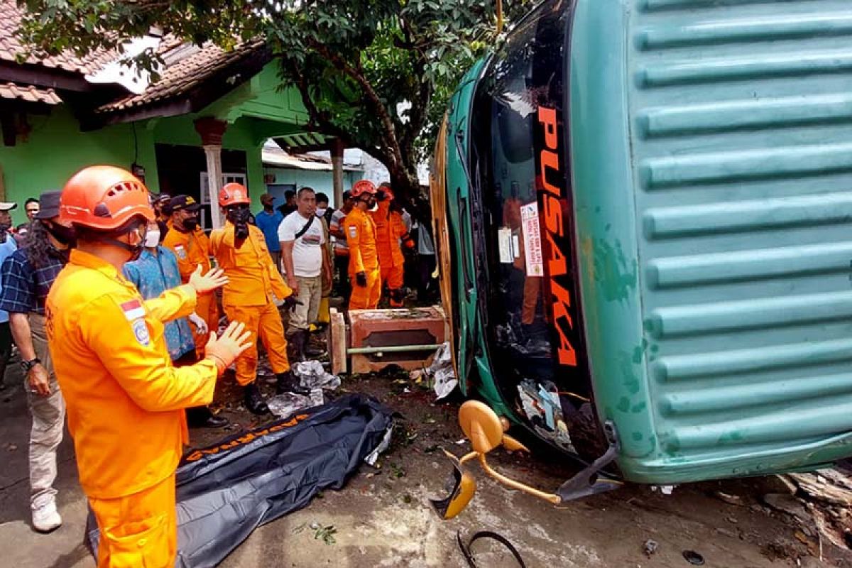 Basarnas evakuasi tiga korban kecelakaan lalu lintas di Cilacap