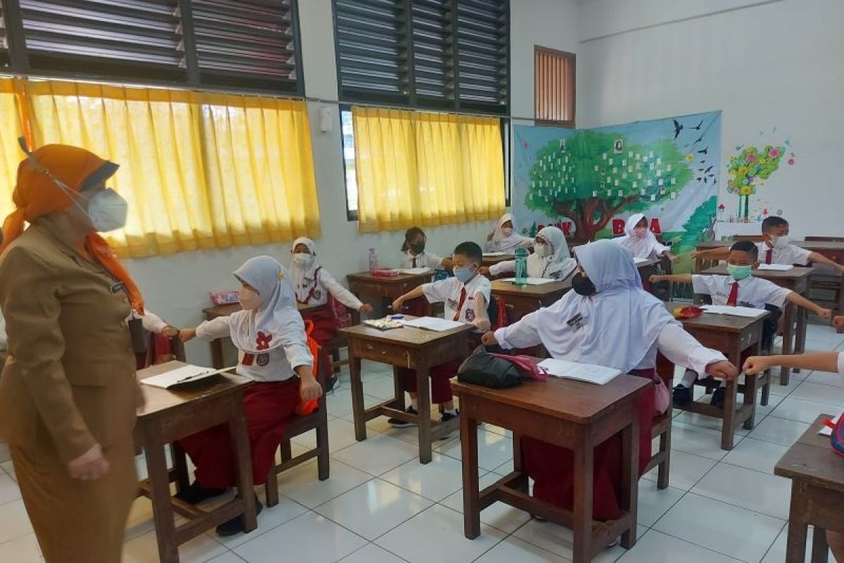 Kasudin Pendidikan inspeksi ke sekolah saat pelaksanaan PTM mulai 100 persen