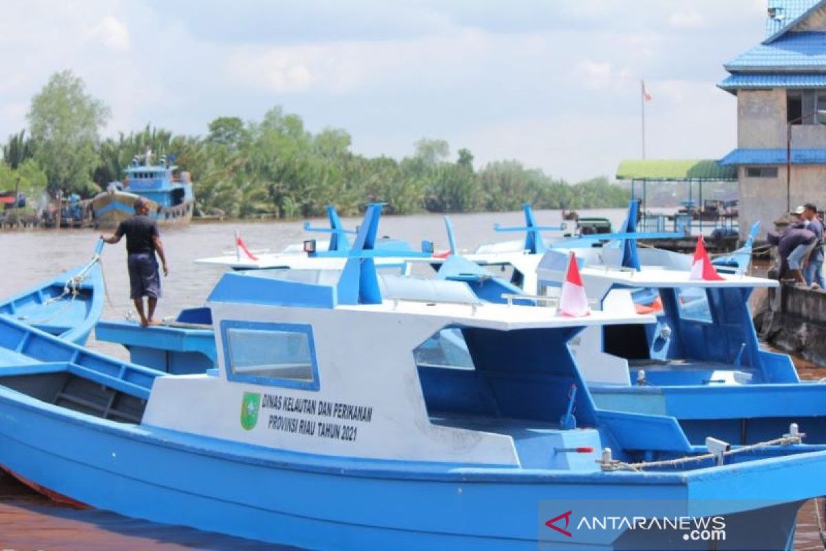 Sepanjang 2021 Pemprov Riau serahkan bantuan 51 kapal nelayan