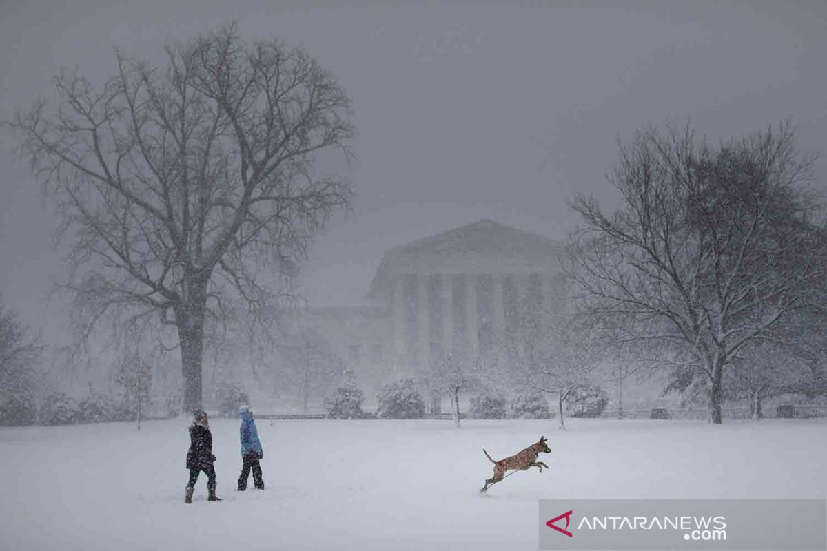 Amerika Serikat bagian timur hadapi kemungkinan 'badai bom' salju dan angin