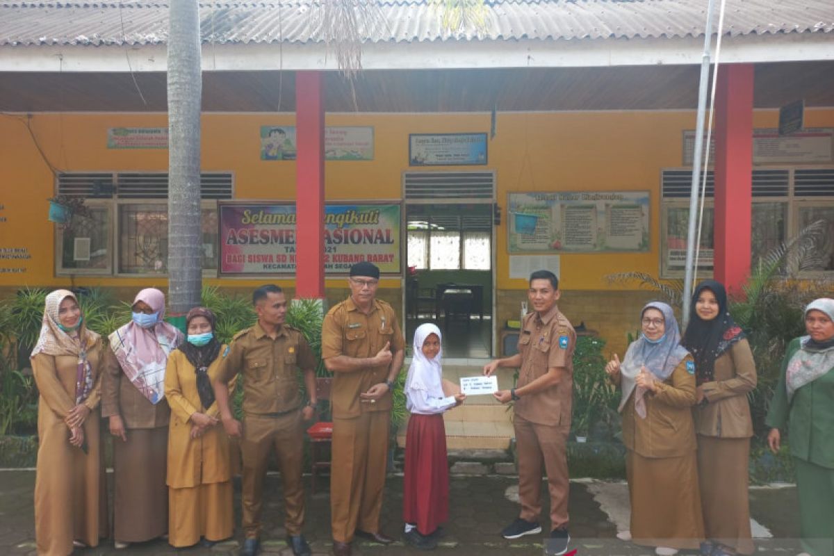 Desa Kubang Tangah Sawahlunto beri penghargaan pelajar SD berprestasi