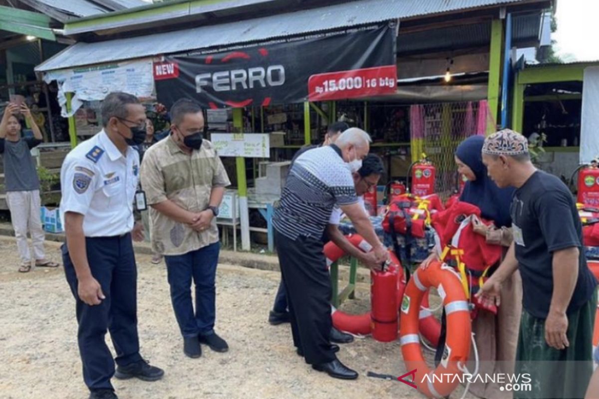 Dishub Kaltim bantu operator penyeberangan  200 set alat keselamatan