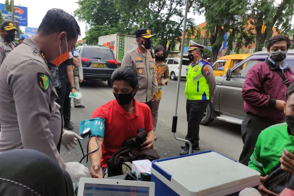 Polisi gelar razia vaksinasi COVID-19 di perbatasan Sidoarjo-Surabaya