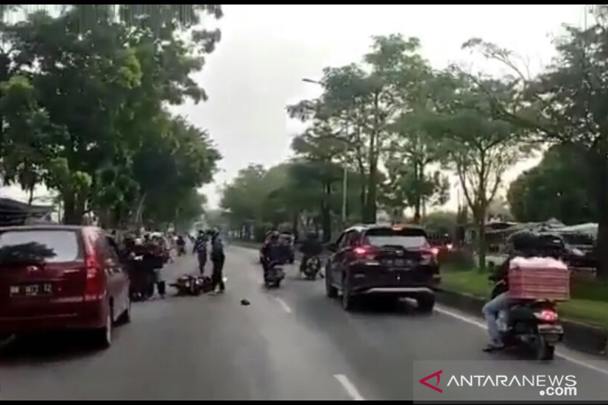 Solar tumpah di jalan Pekanbaru, pengendara motor sempat tergelincir