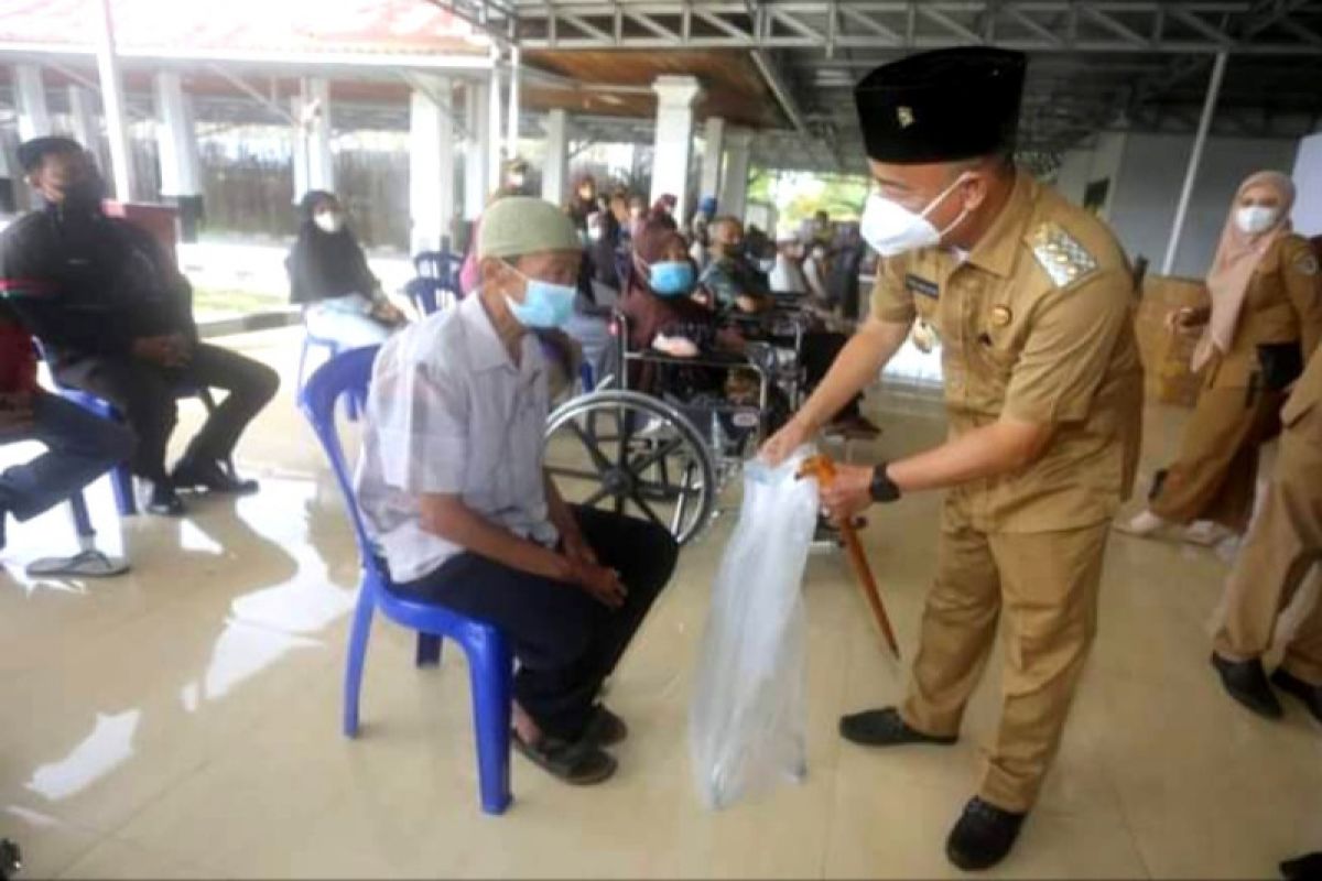 Bupati Seruyan serahkan alat bantu untuk penyandang disabilitas