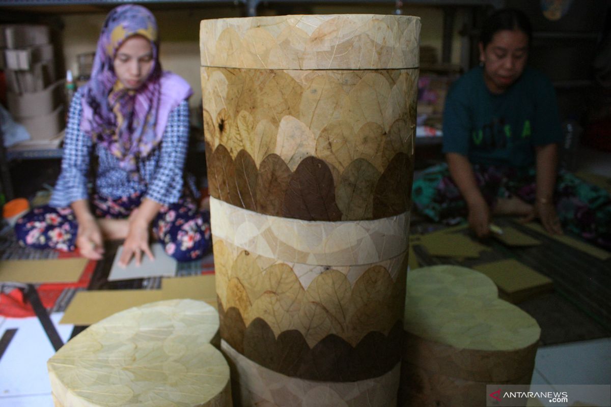 Kerajinan Dari Daun Kering