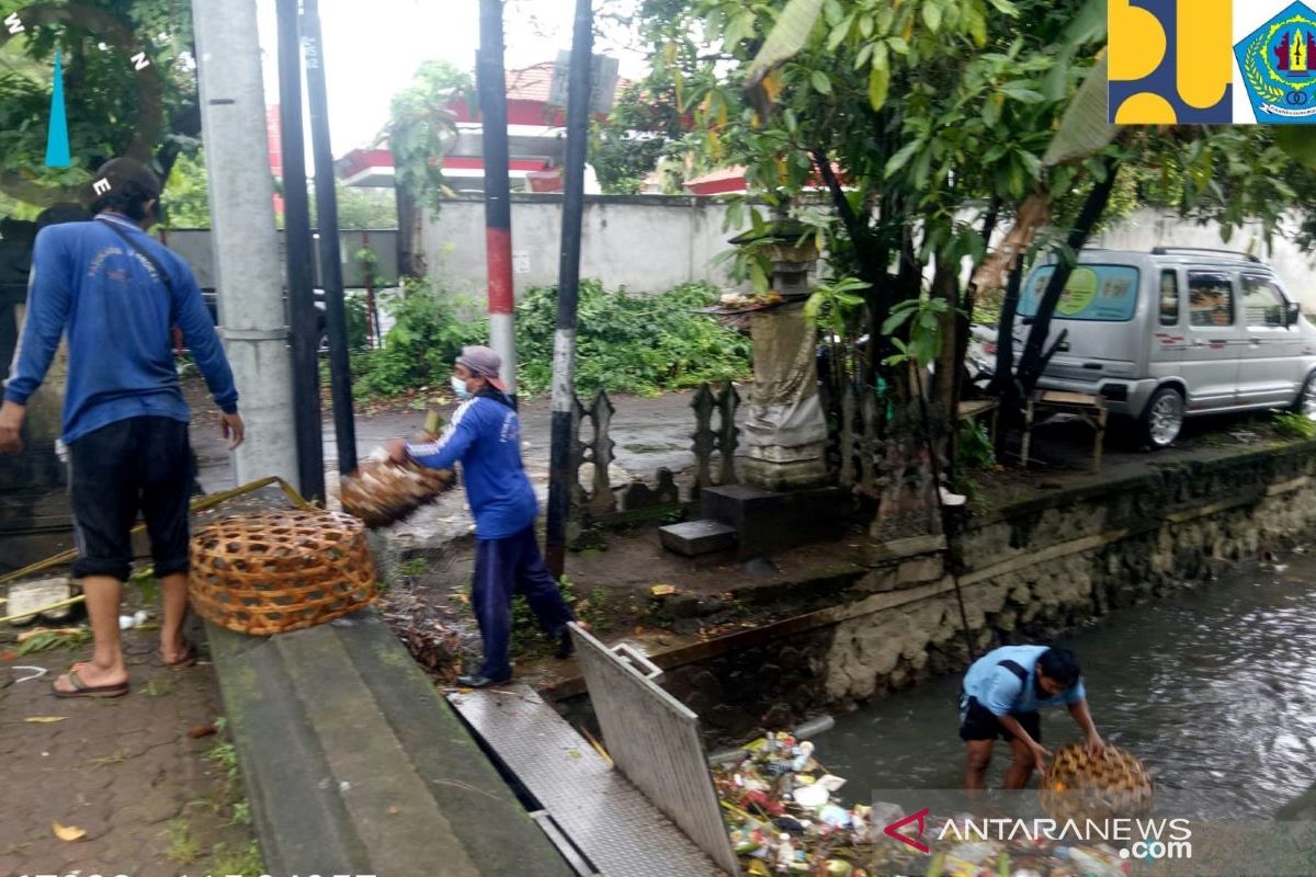 Dinas PUPR Denpasar gencar bersihkan sungai antisipasi banjir