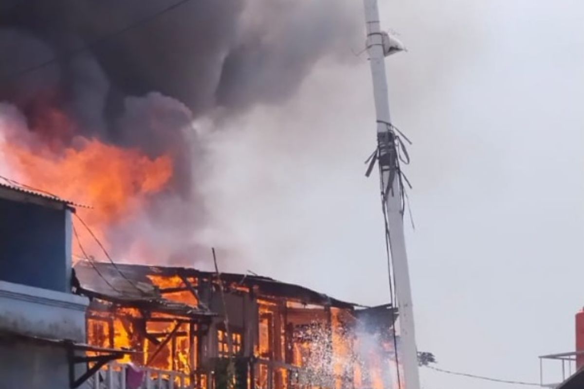 Arus pendek di kipas angin sebabkan 14 rumah terbakar di Cengkareng