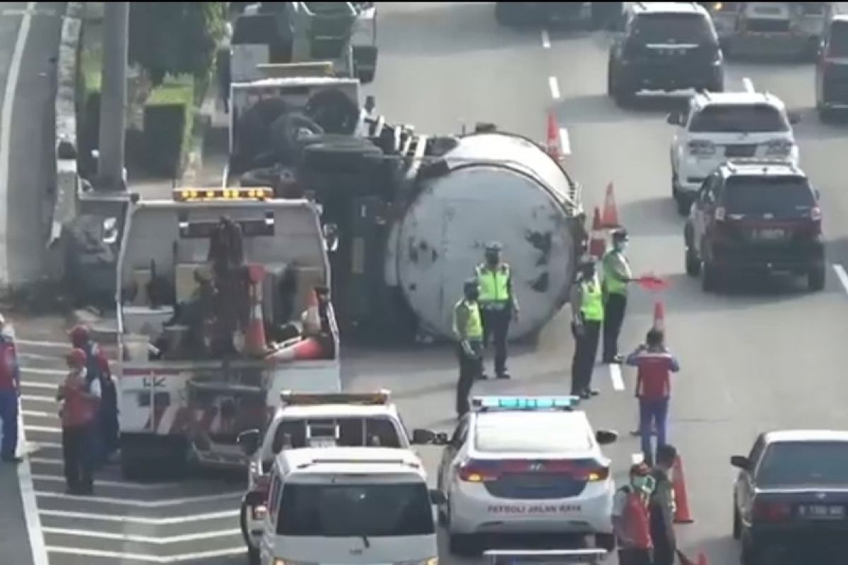 Truk tangki bermuatan abu batu bara terguling di Tol JORR