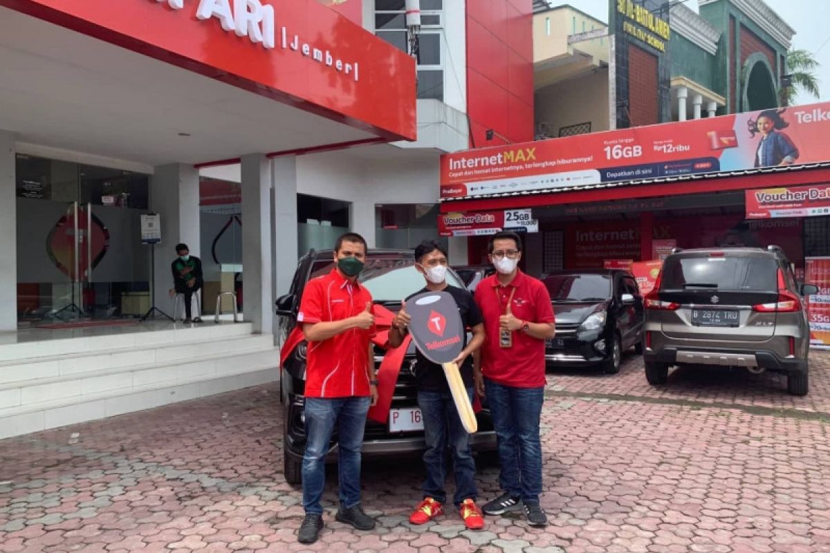 Guru SD di Situbondo dapat hadiah mobil dari Telkomsel