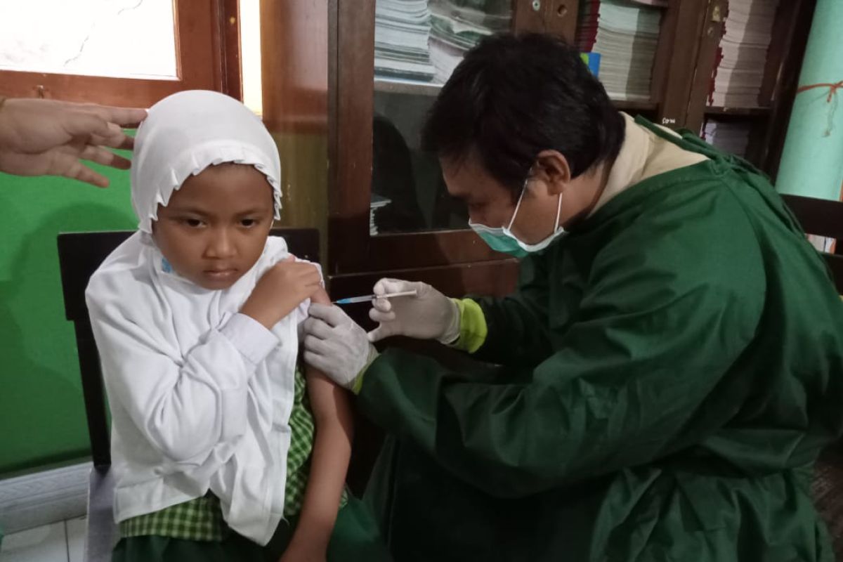 Dinkes Mataram memastikan stok vaksin anak usia 6-11 tahun tersedia