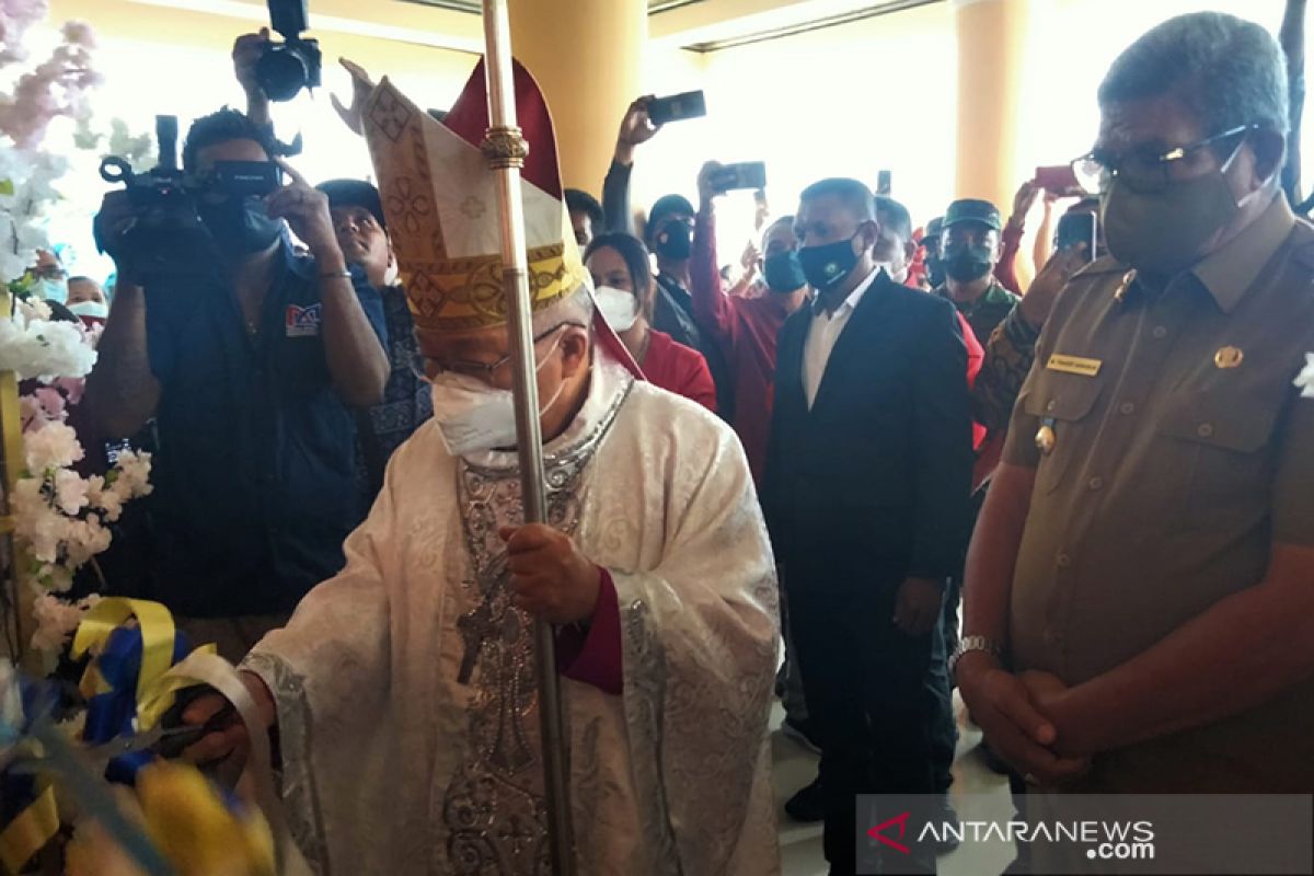 27 Tahun Dikerjakan, Gereja Ngufit Atas Akhirnya Diberkati Uskup Mandagi Dan Diresmikan Bupati Malra