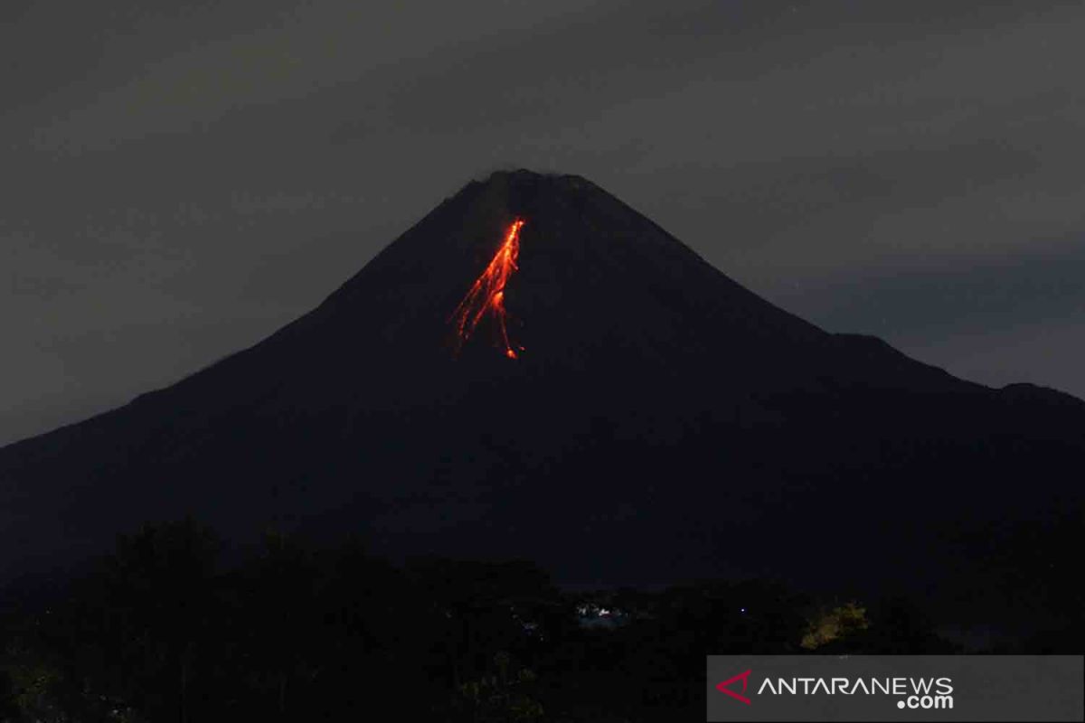 Guguran lava pijar Merapi meluncur ke barat daya sejauh 1,5 kilometer