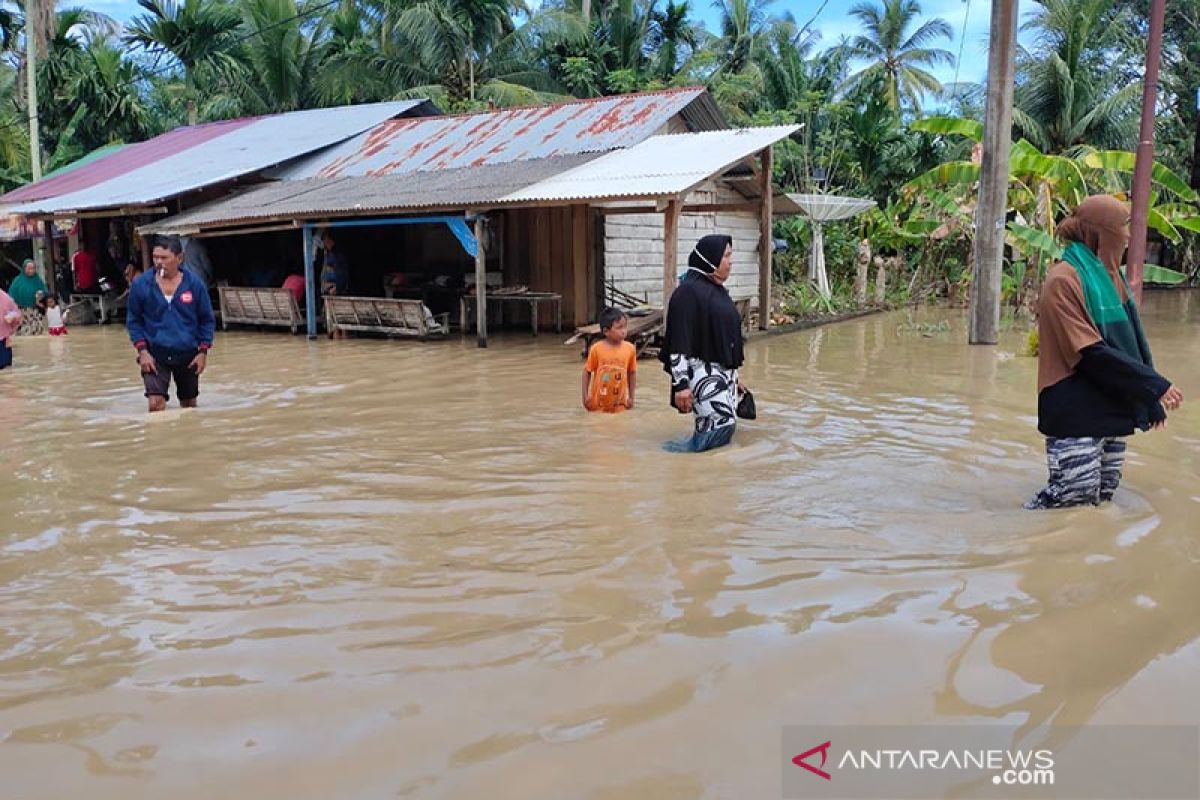 Sungai Arakundo meluap, ratusan rumah terendam