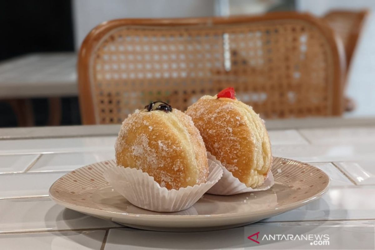 Donat bombolini dengan isi melimpah di kafe UN Bakes