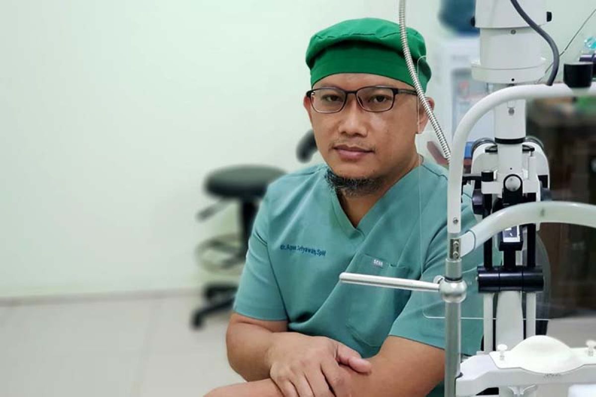 Dokter: Jangan langsung diusap ketika mata  terkena abu rokok