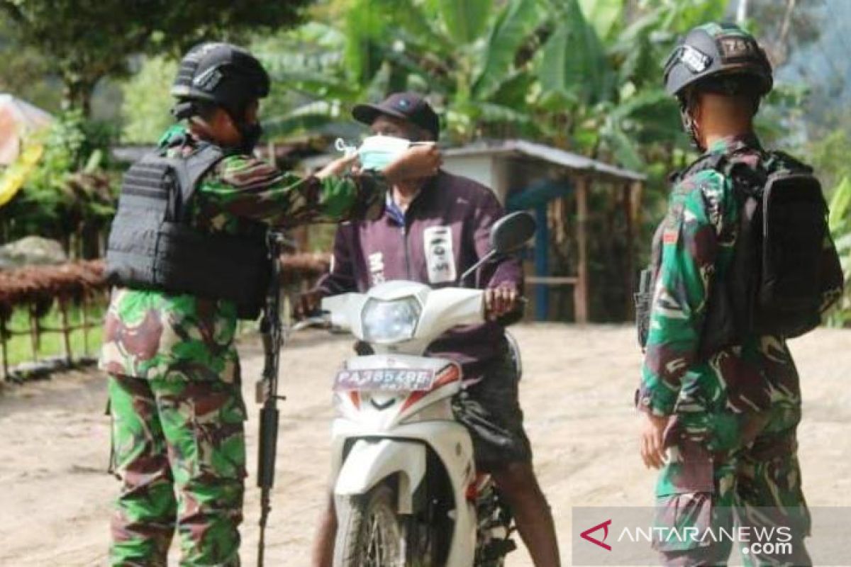 Satgas TNI Yonif 751 bagikan masker gratis ke warga Walesi Jayawijaya Papua