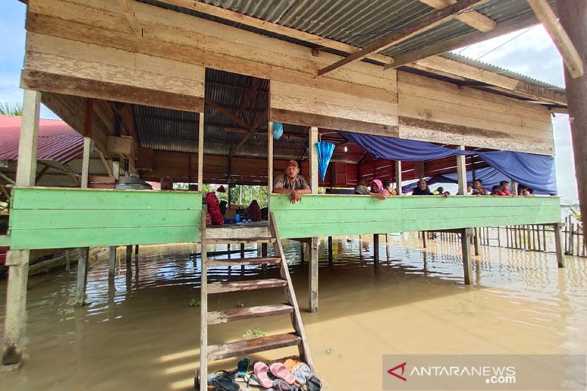 East Aceh's 5,627 flood victims still stay in shelters: BPBD