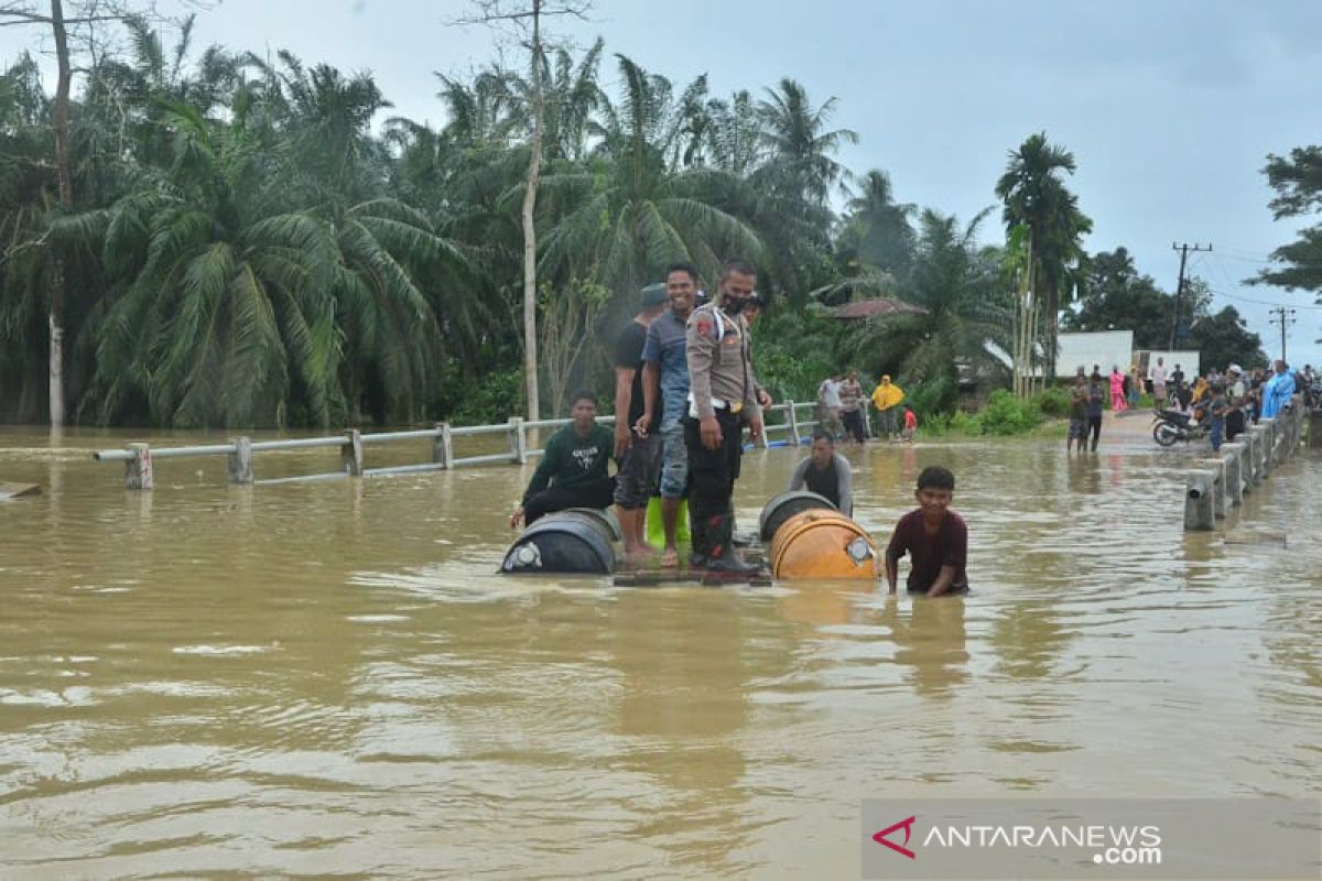 Jembatan penghubung Aceh Timur dan Gayo Lues ambruk akibat banjir