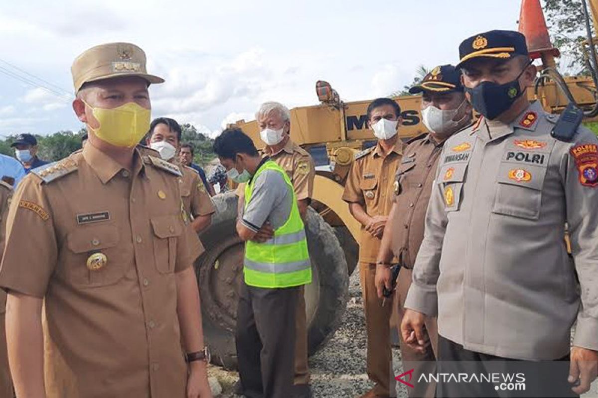 Bupati Gumas pantau persiapan perbaikan jalan Palangka Raya-Kuala Kurun