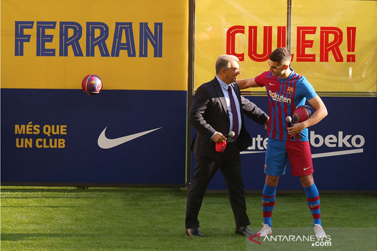 Presiden Barcelona Joan Laporta positif terpapar COVID-19