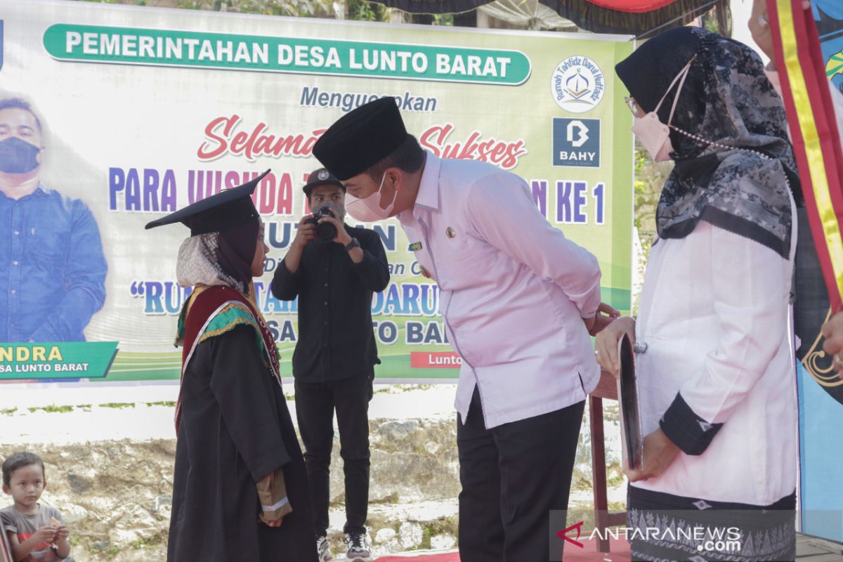 Rumah Tahfidz Darul Huffadz Sawahlunto wisuda santri dua juz